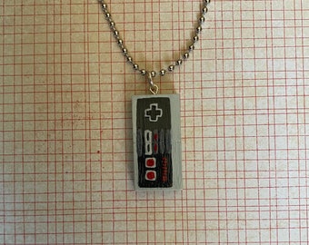 Nintendo NES Spelkontroll + Lego Halsband + Kedjor + Presenter