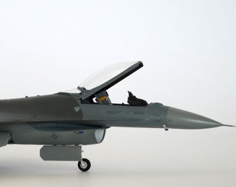 Modelo 3D del F-16 Fighting Falcon hecho a mano, escala 1/72