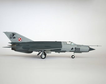 Maqueta a escala del MiG-21 hecha a mano, recuerdo de la aviación de la Guerra Fría