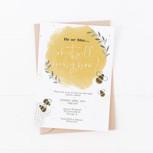 Può includere: Un invito a una festa di rivelazione del sesso con uno sfondo ad acquerello in tonalità di giallo e oro. Il testo recita "He or She... what will baby bee?" con un'illustrazione di un'ape. L'invito include i dettagli della festa, tra cui la data, l'ora e il luogo.