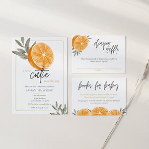 Può includere: Un set di tre biglietti stampabili per un baby shower. I biglietti sono decorati con fette d'arancia e foglie verdi. Il testo sui biglietti recita "un piccolo tesoro è in arrivo", "tombola dei pannolini" e "libri per il bambino".