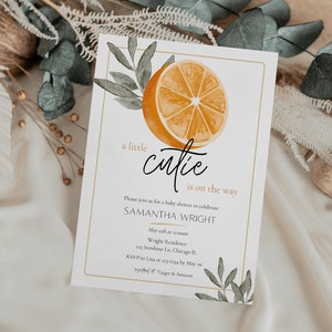 Può includere: Un invito a una festa di baby shower bianco con un'illustrazione ad acquerello di una fetta d'arancia e foglie verdi. Il testo recita "a little cutie is on the way". L'invito include il nome Samantha Wright, la data, l'ora e il luogo della festa.