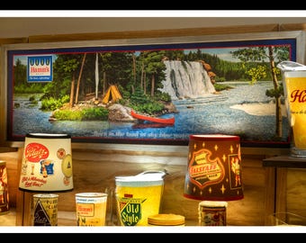 Lienzo impreso con marco de madera y borde interior, con el diseño "Escenario de la Cerveza Hamm's de Fantasía". 30,5 x 91,4 cm (12" x 36").