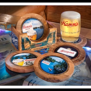 Juego de posavasos redondos de cerveza Hamm's con caja. Por favor, especifique qué cuatro imágenes de posavasos prefiere de las que se muestran.