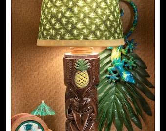 Lámpara-taza personalizada con forma de taza tiki "cabeza de piña".