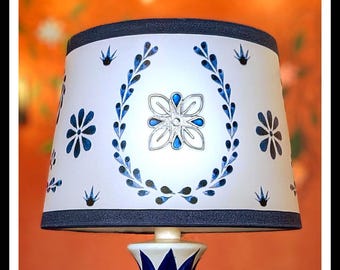 Solo incluye pantalla y tapa de lámpara Clase Azul. No incluye cúpula plateada. Por favor, especifique si desea la versión Flor o Agave. Sin fuente de luz.