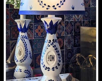 ¡Especial de primavera! Lámpara de tequila Clase Azul con pantalla personalizada. Solo la botella "Flor" está disponible por el momento. 28/02/2026