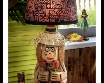Lámpara tiki personalizada con un mono de coco sosteniendo maracas. 51 cm de alto y 20 cm de ancho.