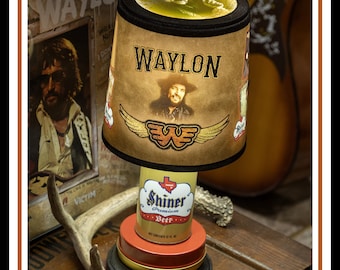 Lámpara decorativa Waylon Jennings con base de lata de cerveza Shiner Bock vintage.