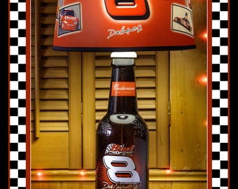 Lámpara artesanal hecha con una botella de Budweiser de Dale Earnhardt Jr. del año 2000.