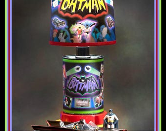Lámpara de exhibición con acento de Batman 1966 con el auto fundido a presión Batmobile y base y pantalla personalizadas.