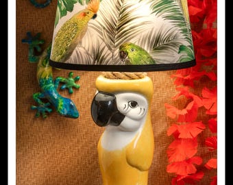 ¡Oferta de primavera! Lámpara Tiki amarilla con pantalla de loro.