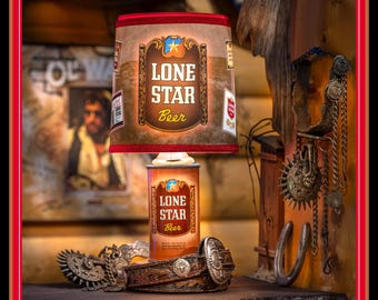 Lámpara de lata "Fantasy" de cerveza Lone Star con lata de acero vintage e incluye una "tapa de lámpara" personalizada y una base con hebilla de cinturón.