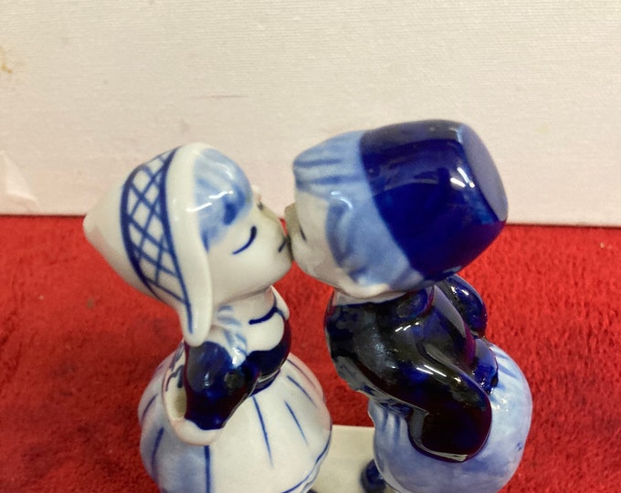 Vintage Delft Blue Kissing Couple ,Boy & Girl Ceramic Figurine Had Painted 5" t