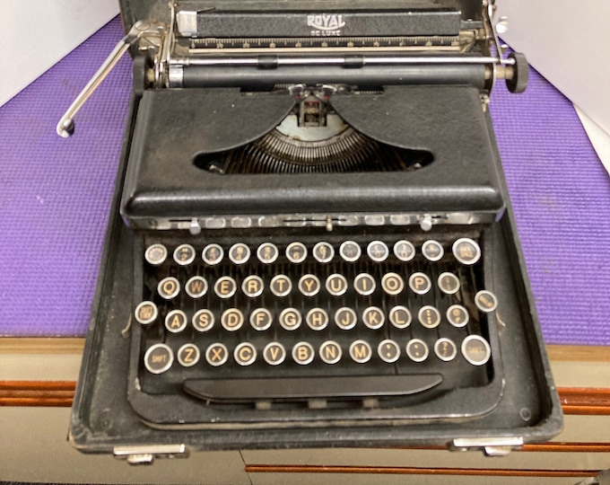VINTAGE 30S Royal Deluxe  "A" Manual Typewriter Touch Control