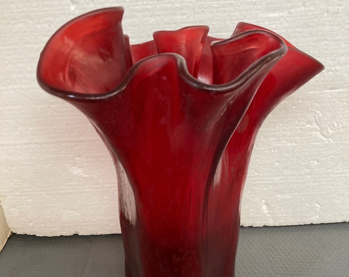 Muurla Red Art Glass Ruffled Handkerchief Vase Scandinavian Modern Finland