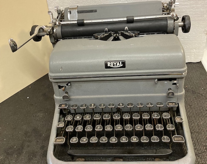 Vintage Royal Standard Desktop Typewriter Model 470. 1940's