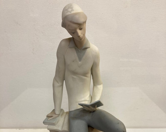 LLADRO Figurine  Hebrew Studnet " Reading Prayer Book 11.5"