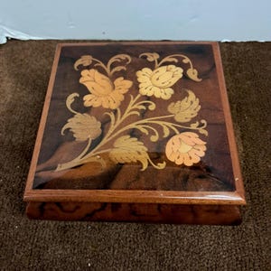 Vintage Sorrento Italian Marquetry Inlay Music Box - Torna a Surriento
