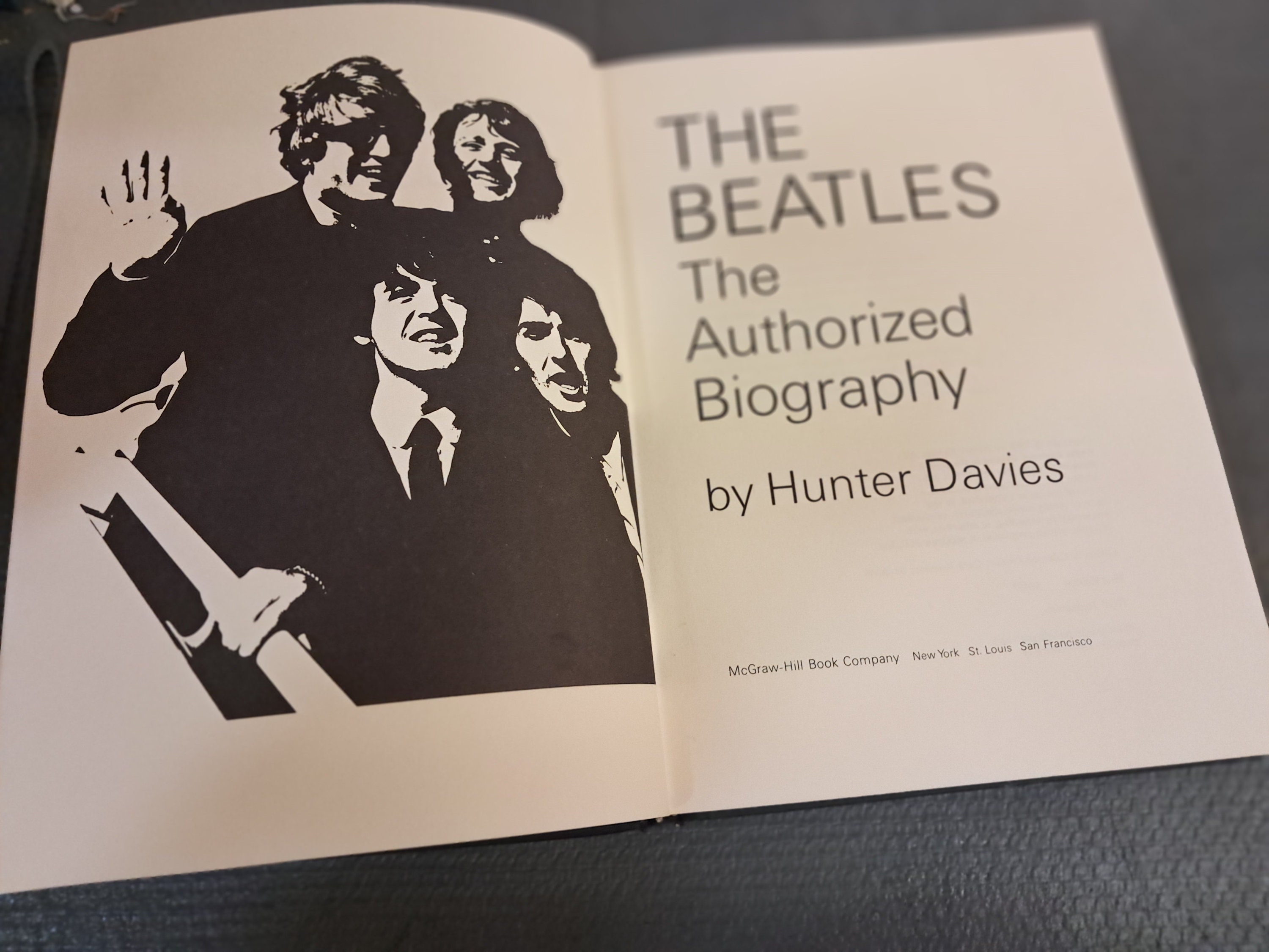 アート・デザイン・音楽 The Beatles: The Authorized Biography The Beatles: The Authorized Biography: Books - Amazon.ca