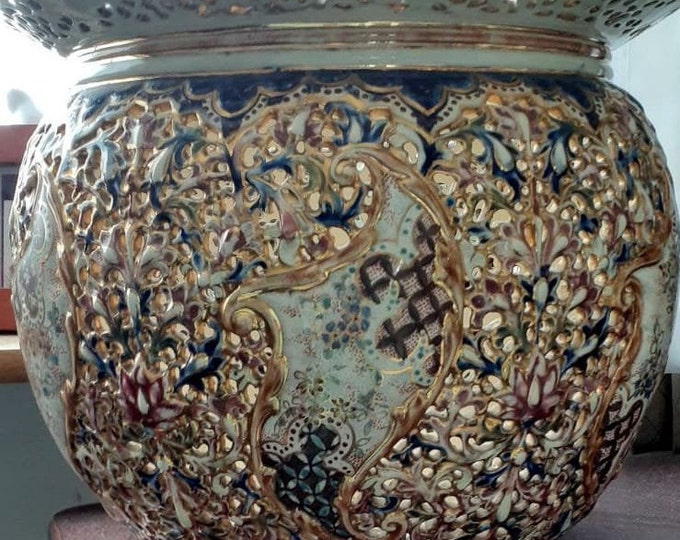 Fischer J. Budapest Centerpiece