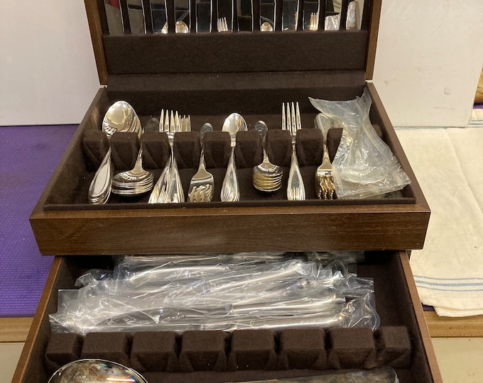 Oneida®  LTD Crest 80-Piece Flatware Set