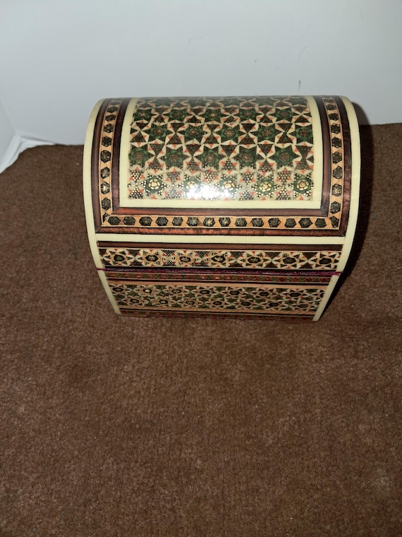 Wooden jewelry box