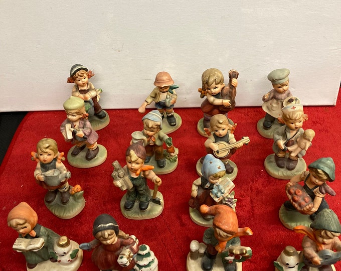 Sixteen 1950's Vintage NAPCOWARE Boys and Girls Ceramic  FIGURINES . JAPAN