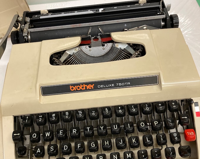 Brother Deluxe 750 TR Typewriter. Serial #  F 6239733 Nagoya  Japan, Original Case