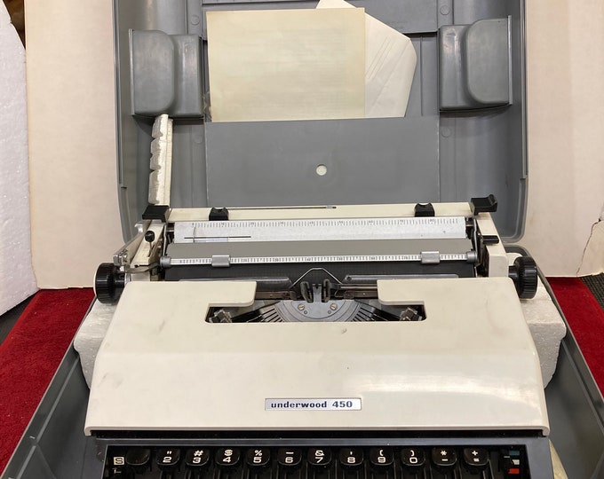 Underwood 450 Manual Typewriter  With Case .New