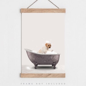 Peut inclure: Un chien blanc assis dans une baignoire vintage violette remplie de bulles. Le chien regarde les bulles. La baignoire a quatre pieds et se trouve sur un sol carrel&eacute; blanc et gris.