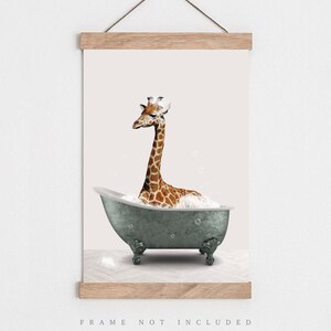 Peut inclure: Une girafe prenant un bain dans une baignoire vintage &agrave; pieds en griffes remplie de bulles. La girafe est brune et blanche avec un long cou et une crini&egrave;re blanche. La baignoire est de couleur bleu-gris clair.