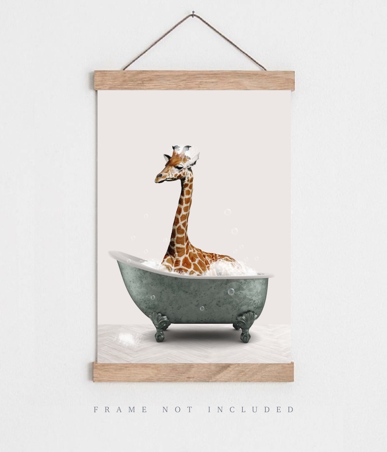 Peut inclure: Une girafe prenant un bain dans une baignoire vintage &agrave; pieds en griffes remplie de bulles. La girafe est brune et blanche avec un long cou et une crini&egrave;re blanche. La baignoire est de couleur bleu-gris clair.