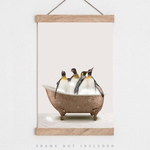 Peut inclure: Quatre pingouins dans une baignoire en cuivre avec des bulles blanches. Les pingouins sont tous tourn&eacute;s vers l'avant et ont les ailes d&eacute;ploy&eacute;es. La baignoire a quatre pieds et est pos&eacute;e sur un sol carrel&eacute; blanc.