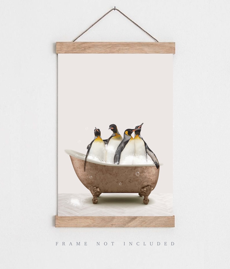 Peut inclure: Quatre pingouins dans une baignoire en cuivre avec des bulles blanches. Les pingouins sont tous tourn&eacute;s vers l'avant et ont les ailes d&eacute;ploy&eacute;es. La baignoire a quatre pieds et est pos&eacute;e sur un sol carrel&eacute; blanc.