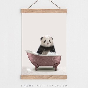 Peut inclure: Un panda noir et blanc assis dans une baignoire rose remplie de bulles. La baignoire a quatre pieds et se trouve sur un sol carrel&eacute; blanc et gris.