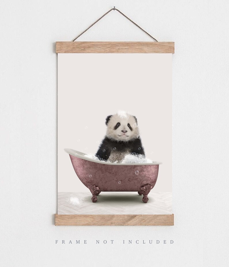 Peut inclure: Un panda noir et blanc assis dans une baignoire rose remplie de bulles. La baignoire a quatre pieds et se trouve sur un sol carrel&eacute; blanc et gris.