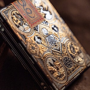 Close up of the back of Wayfarers poker playing cards