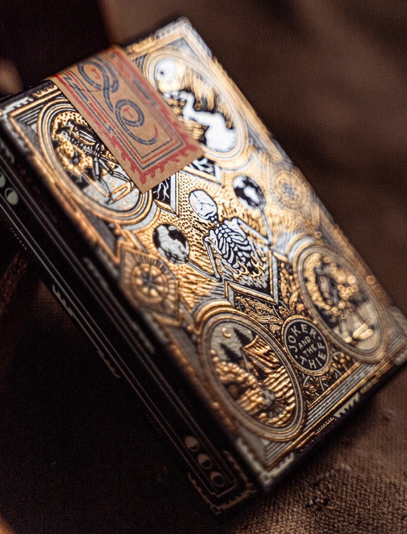 Close up of the back of Wayfarers poker playing cards