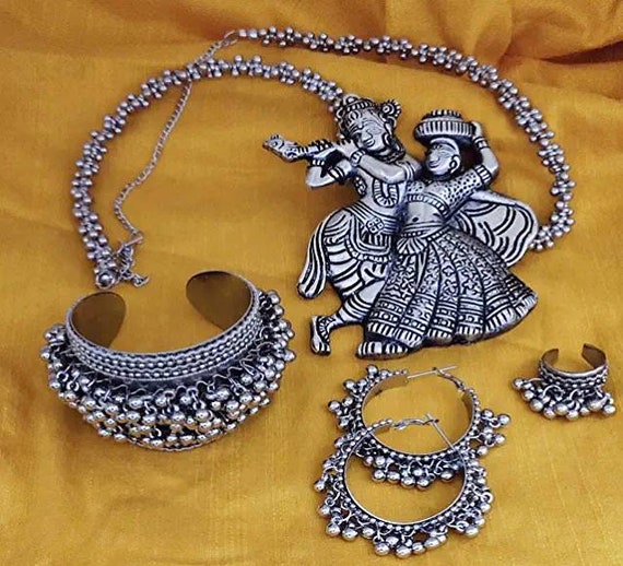 Hand on sale jewellery set