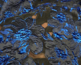生地は1ヤード単位で販売。ロイヤルブルーのブロケード生地にメタリックな花柄があしらわれ、フレンチブラックのオーガンジー生地にプリントされています。