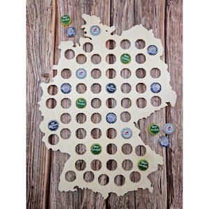 Bierkarte Deutschland | Kronkorkensammler | Bier Geschenk & Deko | Kronkorken | Holz | Deutschlandkarte | 36,5x49 cm Pohmer Design