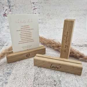 Kartenhalter aus Holz mit Herzgravur | Kartenleiste | Bildleiste | Tischaufsteller | Eiche | Massivholz 15 x 3 cm Pohmer Design