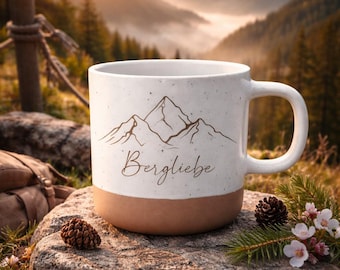 Keramiktasse Bergliebe Motiv | Kaffeetasse | Teebecher weiß mit beigem Boden | Geschenk Frauen & Männer | Naturliebe | 360 ml Pohmer Design