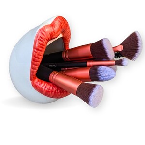 Chic Lips Makeup Brush Holder - Elegant Ceramic Vanity Organizer, Bathroom Decor, Hand Painted Glossy Finish, Red/Purple