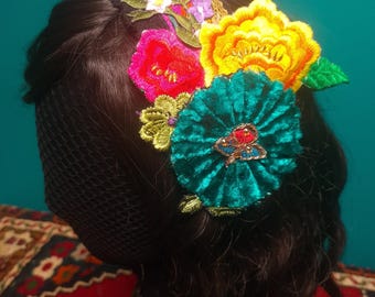 Handgemaakte bloemen geborduurde hoofdband | Juweelkleur kant, gouden accent
