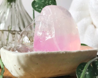 Sabonete de Cristal de Quartzo Rosa – Barra Vegana com Aroma de Rosa Selvagem, Presente de Bruxa