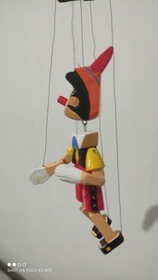 木製のピノキオ人形、動く木製玩具、長い鼻を持つピノキオの物語 木製のピノキオ人形、動く木製玩具、長い鼻を持つピノキオの物語