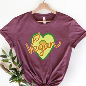 Camisa vegana Peace Love, corazón vegetariano, camisa de vibraciones veganas, regalo para vegetarianos, alimentado por plantas, regalo para amigos veganos, orgulloso de ser vegano