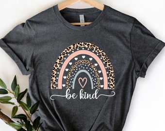 Koszulka Be Kind, Koszulki z grafiką dla kobiet, Prezenty dla nauczycieli, Prezent Be Kind, Koszulka z życzliwością, Odzież damska Rainbow Spring, Stroje motywacyjne, Koszulka Happy